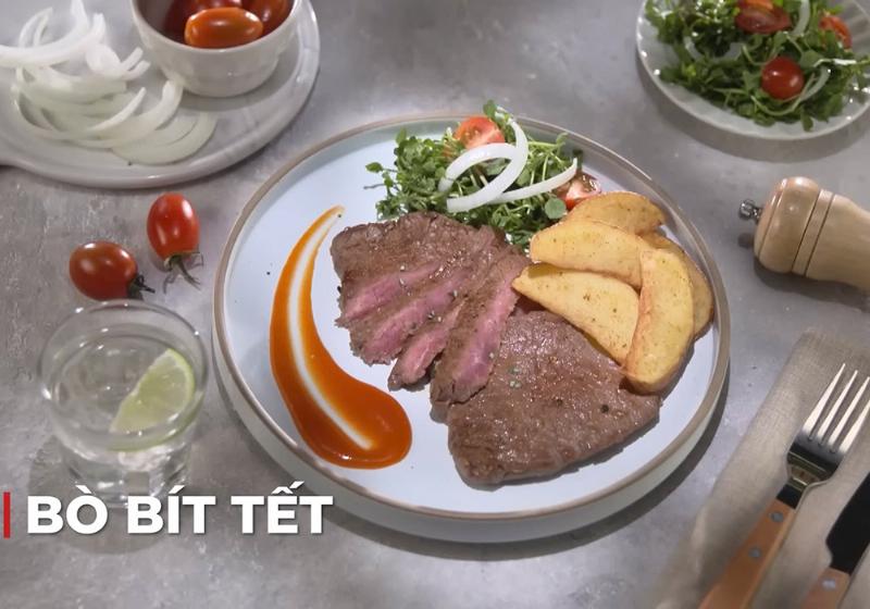 Thịt gà đang được tẩm ướp gia vị cẩn thận trước khi chế biến món gà áp chảo.